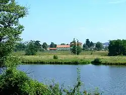 Západní okraj vsi viděný z protějšího mlčechvostského břehu Vltavy