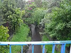 Mleczna v Katovicích Piotrowicích, pohled z mostu na ulici Karola Kornase
