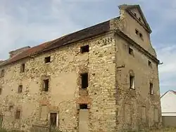 Zchátralá sýpka