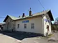 Budova a autobusová zastávka, pohled od silnice