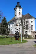 Kostel sv. Petra a Pavla se snesenou vížkou