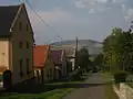 Průhled vsi s Dlouhou horou v pozadí