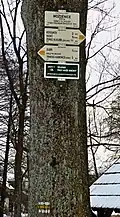 Možděnická náves, turistický rozcestník u přístřešku