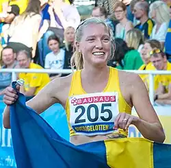 Moa Hjelmerová (vpravo)