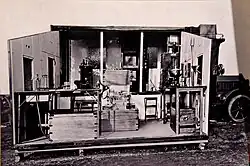 Mobile field bacteriology laboratory interior, Chartúm, Súdán, asi 1918. The lab was part of Henry Wellcome's work, neznámý fotograf, The Wellcome Collection, Londýn
