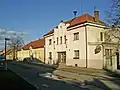 Mochovská sokolovna, v pozadí obecní úřad