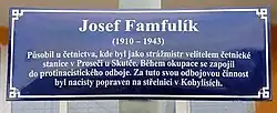 Modrá dodatková smaltovaná uliční deska v ulici Famfulíkova