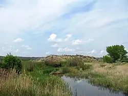říčka u kamenné mohyly