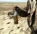 Člen demoličního týmu z Task Force Alpha, 2nd Marine Division, ukazuje zápalnou láhev, která selhala během války v Zálivu