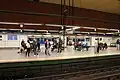 Průhled skrz nástupiště linek 6 a 3 (ve stejné úrovni)