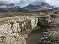 Pozůstatky zákopů na náhorní plošině Monte Piana