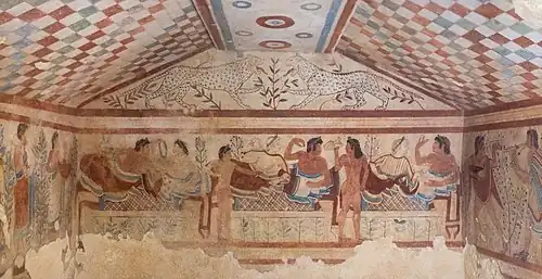Na stěně hrobky jsou zobrazeni dva levharti stojící čelem k sobě, pod nimi je namalována probíhající hostina