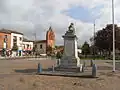 Památník padlých v první světové válce a kostel St. Pierre v Tournefeuille