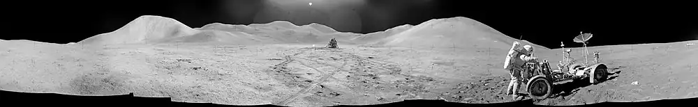 Zleva: Mons Hadley a Mons Hadley Delta, lunární modul (uprostřed), James Irwin s vozítkem LRV z mise Apollo 15 (vpravo).