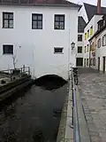 Říčka Moosach protékající pod objektem starého vězení