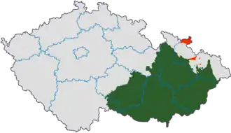 Morava (zeleně) a moravské enklávy ve Slezsku (červeně) v hranicích z roku 1920 na mapě České republiky.