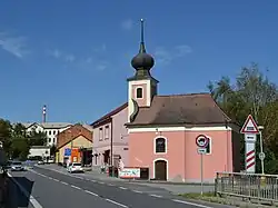 Hlavní ulice s kaplí sv. Isidora