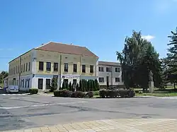 Kavárna a socha TGM na hlavní křižovatce