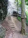 Východní přístup k jeskyni od Býčí skály