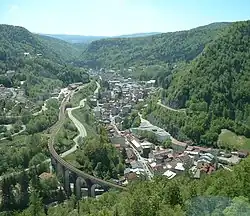 Celkový pohled na město se železničním viaduktem