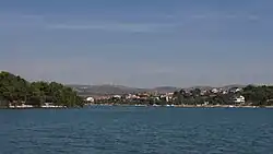 Morinjský záliv a vesnice Jadrtovac