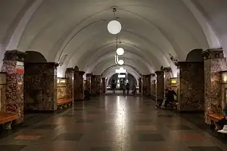Nástupiště stanice, střední loď