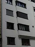 Detail fasády domu v Hálkově ulici