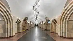 Nástupiště stanice, střední loď