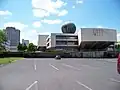 Pohled ze severu s trojúhelníkovitým kinem vyneseným nad úroveň terénu