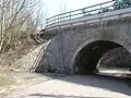 Podjezd s vlevo vybíhajícím křídlem