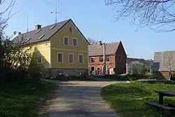 Domy nad rybníkem