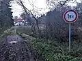 Betonový mostek přes Chocenický potok uprostřed osady