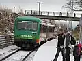 Motorový vůz 845 (dříve německá řada 628) opouští zastávku Třísov