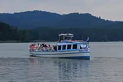 Motorová loď Hynek vjíždí do přístaviště ve Starých Splavech, červenec 2017