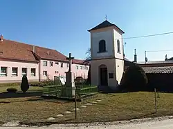 Zvonice a kříž jako památník obětem I. světové války