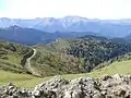 Horská silnice od průsmyku do Sairme na severním svahu pod sedlem 2283 m