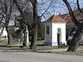 Zvonice s křížem na návsi