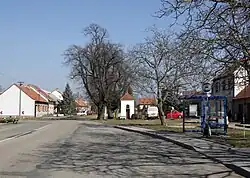 Náves Rozářína se zvonicí