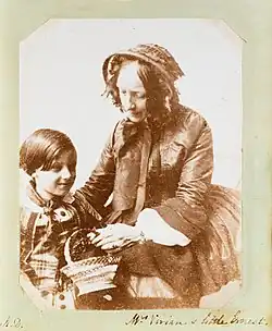 Mrs Vivian a malý Ernest