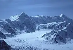 Mount Alverstone vpravo