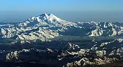 Zaledněný dvojvrchol Elbrusu z dálky