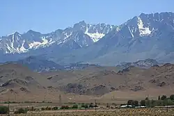 Mount Humphreys (ve střední části foto) z údolí Owens Valley