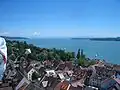 Pohled ze starého města na jezero