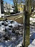 Mukařov, milník za hřbitovem.jpg