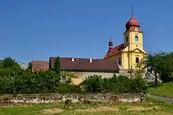 Střed vesnice s kostelem svatého Prokopa