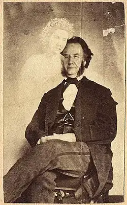 Novinář Moses A. Dow s duchem svého asistenta