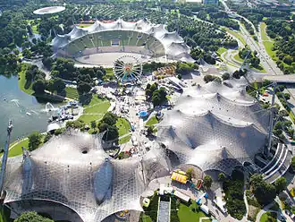 Olympijský park: Olympiahalle (vpravo), Olympiastadion (nahoře vzadu) a Olympia-Schwimmhalle (vlevo dole)