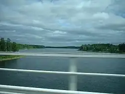 řeka z mostu mezi městy Kolari (Finsko) vlevo a Pajala (Švédsko) vpravo