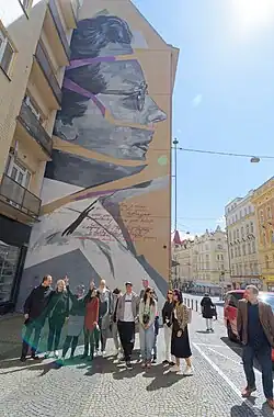 Mural Milada, dílo od Toy_Box na průčelí domu Milady Horákové 690/4 v Holešovicích