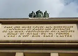Deviza na fasádě muzea